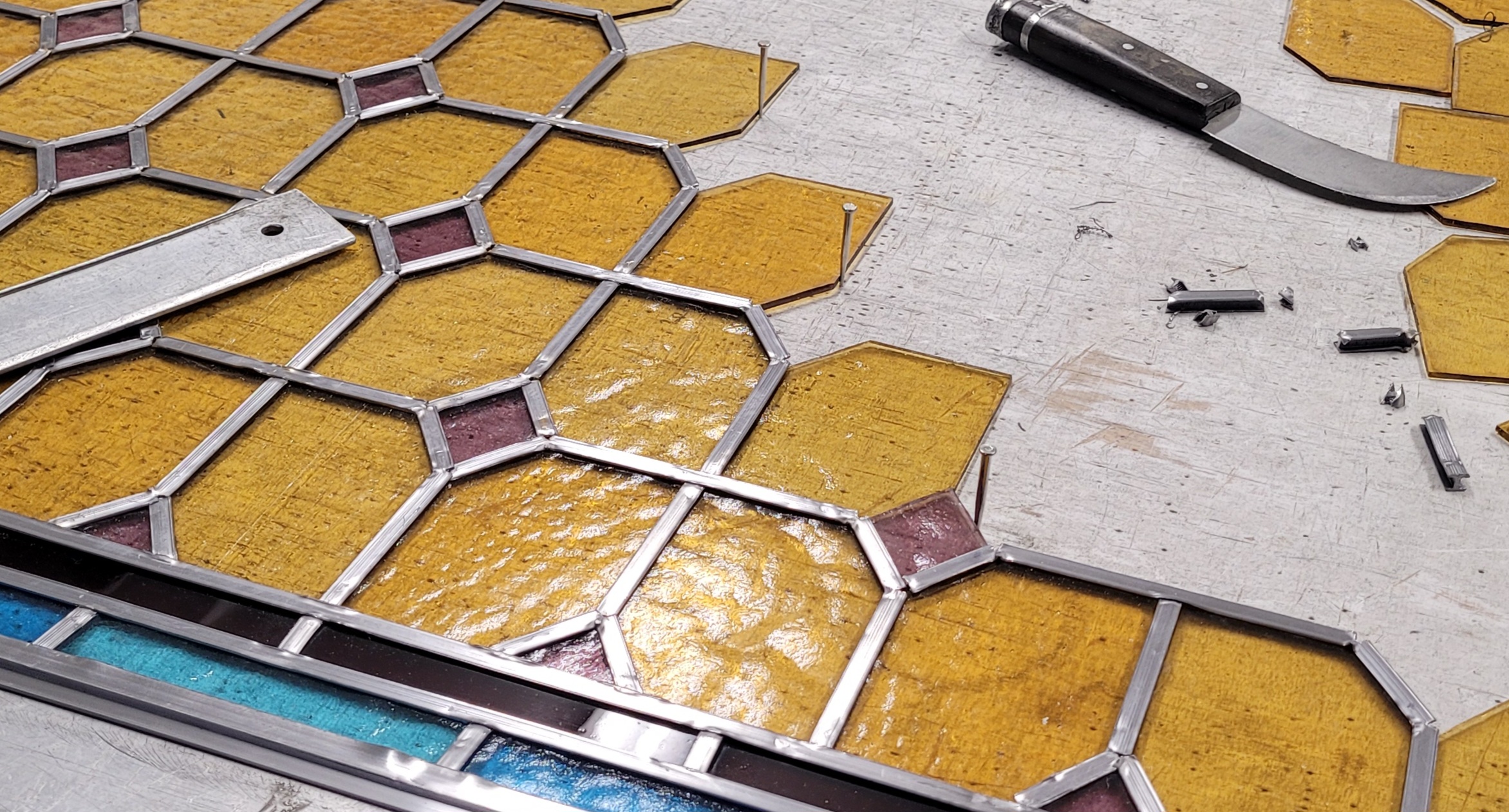 Glas in lood restauratie - lood zetten in het atelier