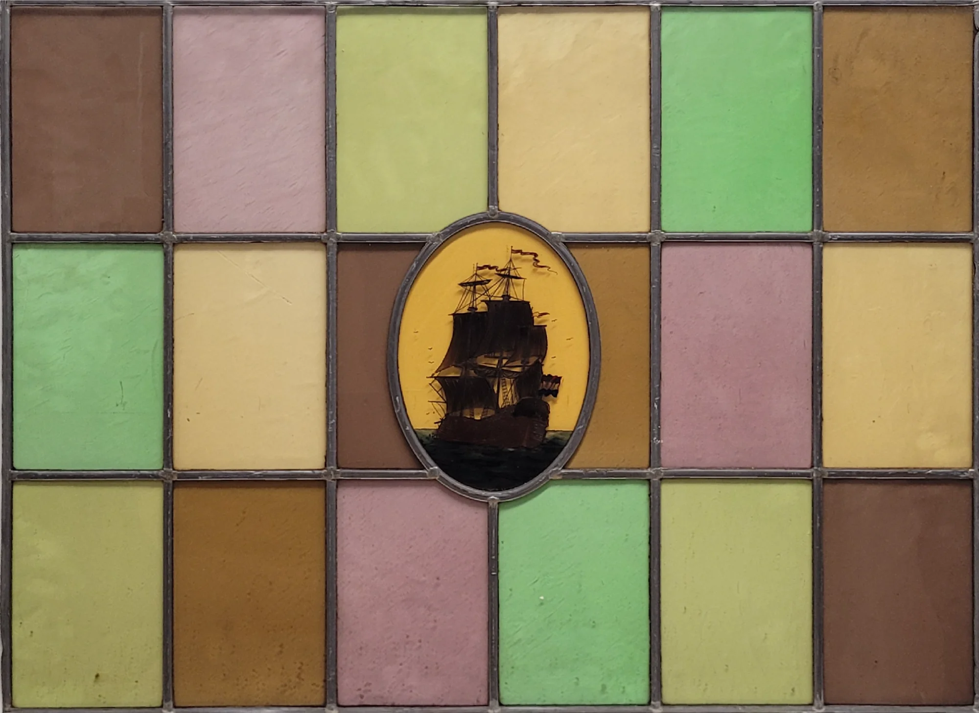 Gekleurd antiekglas met medaillon