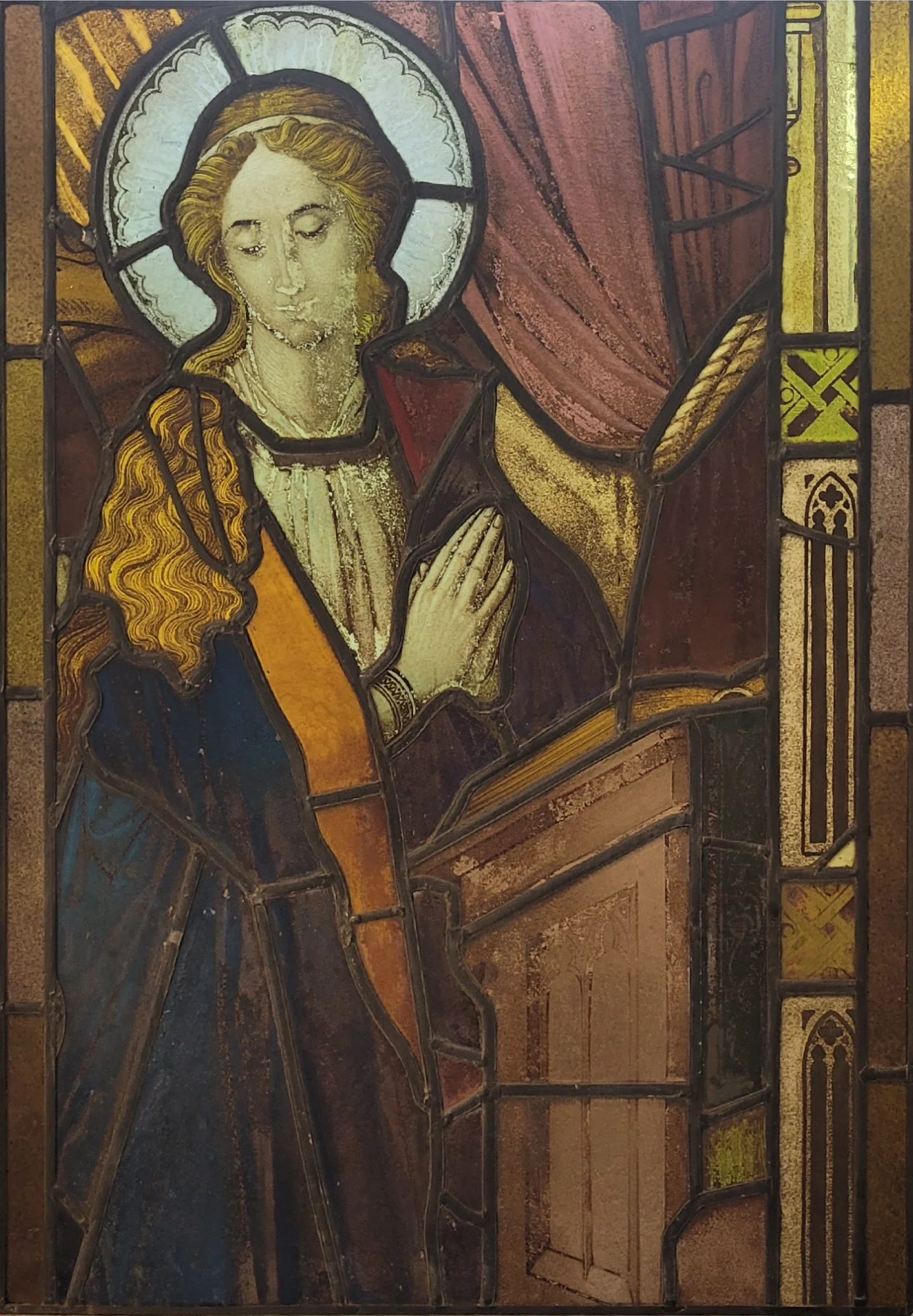 Kerkraam biddende figuur